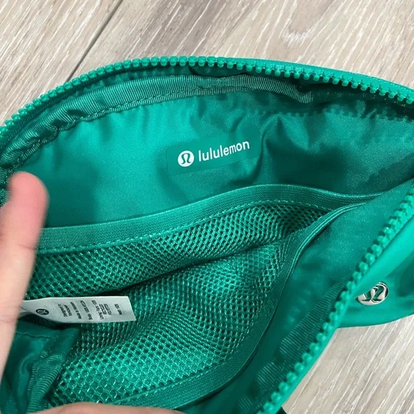 NWT lululemon everywhere belt bag emerald ice - Picture 4 of 4